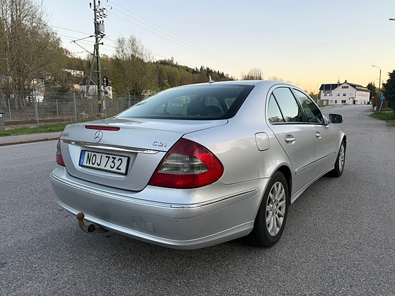 Mercedes-Benz E220 4 of 5