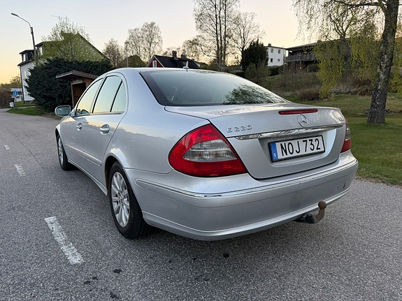 Mercedes-Benz E220 3 of 5