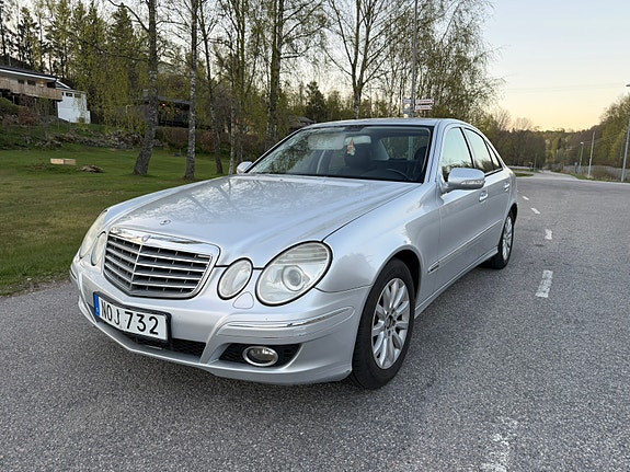 Mercedes-Benz E220 2 of 5