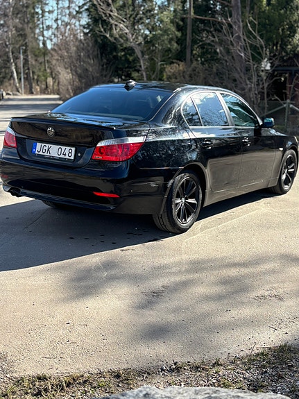 BMW 523i 3 of 5