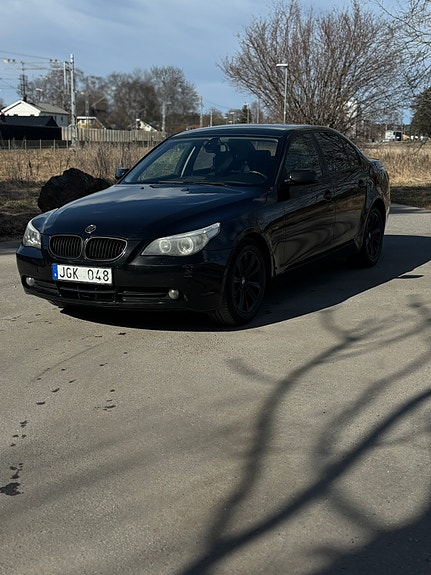 BMW 523i 2 of 5