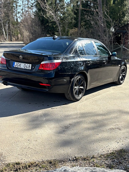 BMW 523i 4 of 5