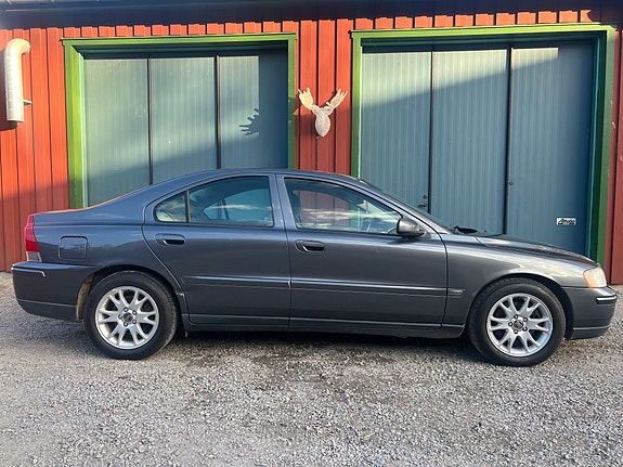 Volvo S60 2 of 5