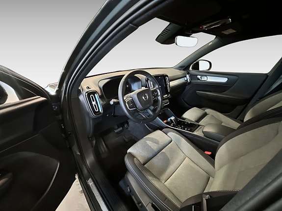 Volvo XC40 10 of 16