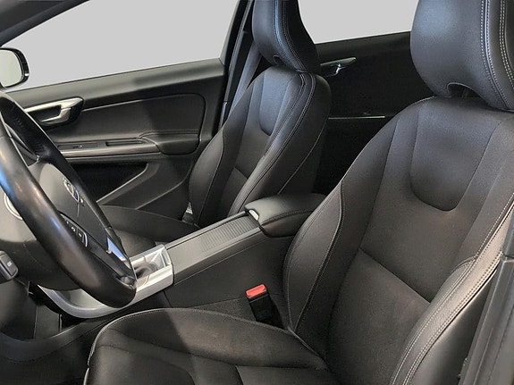 Volvo V60 Cross Country 8 of 16