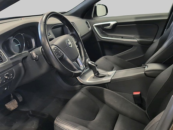 Volvo V60 Cross Country 7 of 16