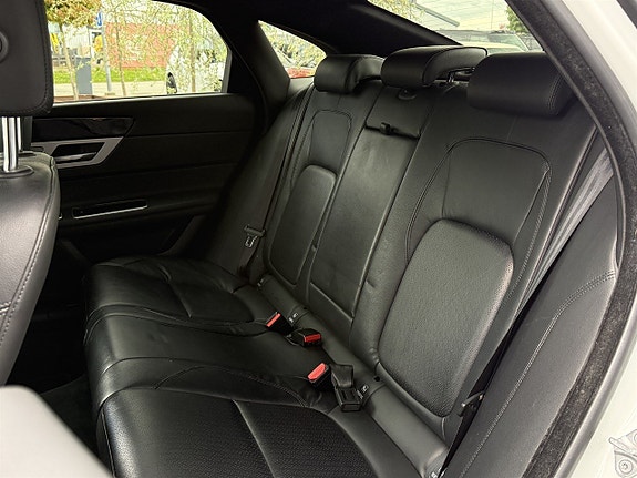 Jaguar XF 8 of 14