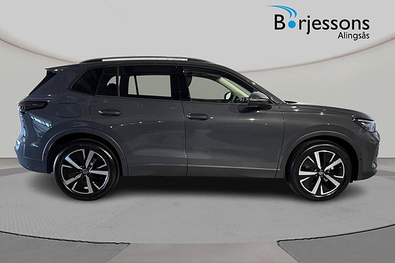 Volkswagen Tiguan 2 of 8