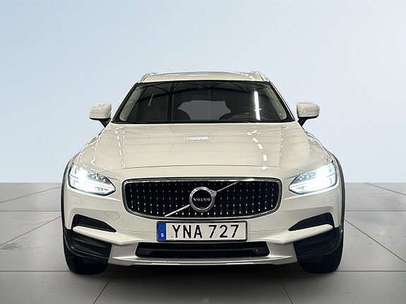 Volvo V90 Cross Country 2 of 5