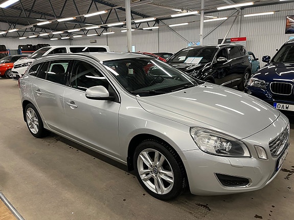 Volvo V60 2 of 5