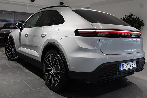 Porsche Macan 4 2 of 5