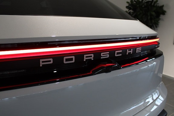 Porsche Macan 4 4 of 5