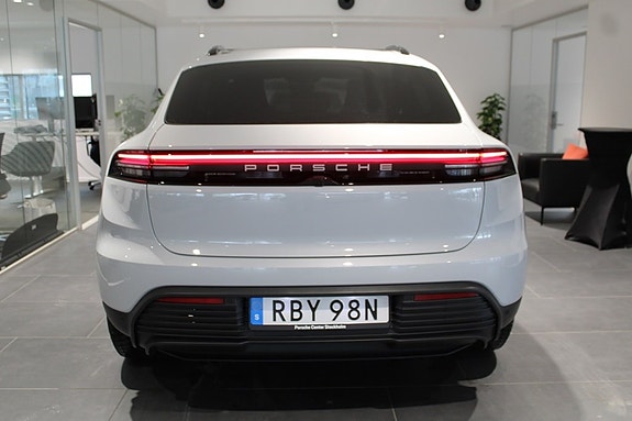 Porsche Macan 4 3 of 5