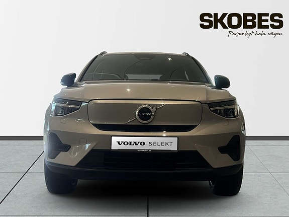 Volvo XC40 2 of 5