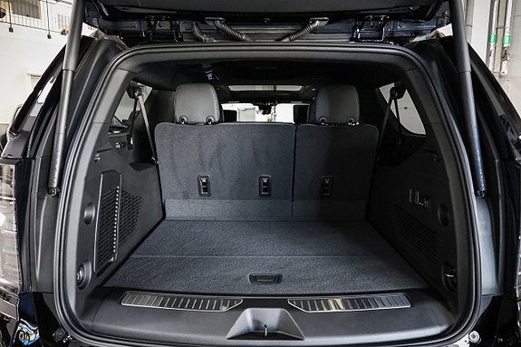 Chevrolet Suburban 16 of 30