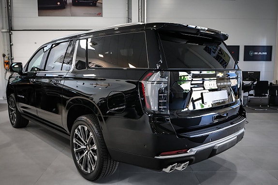 Chevrolet Suburban 5 of 30
