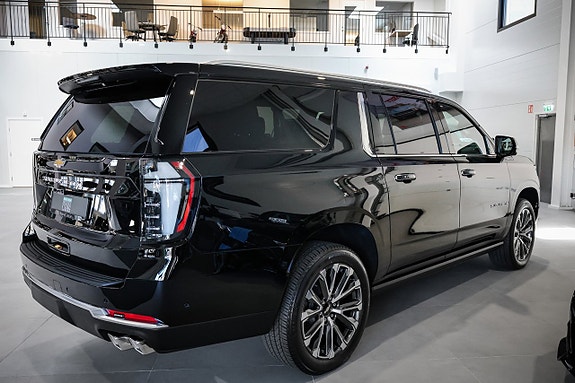 Chevrolet Suburban 3 of 30