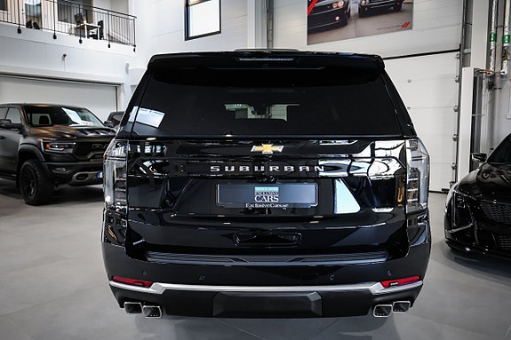 Chevrolet Suburban 4 of 30