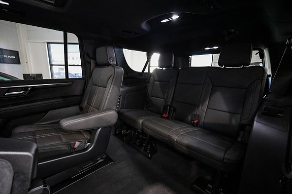Chevrolet Suburban 23 of 30