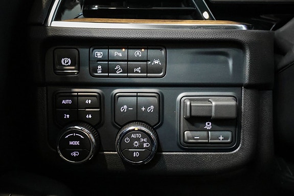 Chevrolet Suburban 29 of 30