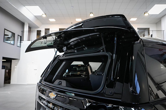 Chevrolet Suburban 14 of 30