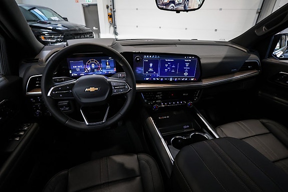 Chevrolet Suburban 18 of 30
