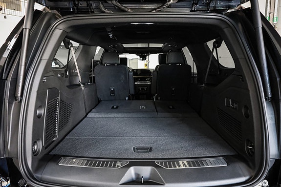 Chevrolet Suburban 17 of 30