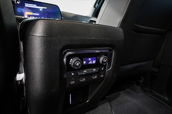 Chevrolet Suburban 25 of 30
