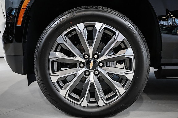 Chevrolet Suburban 12 of 30