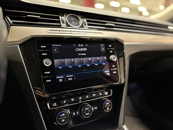Volkswagen Passat 13 of 20