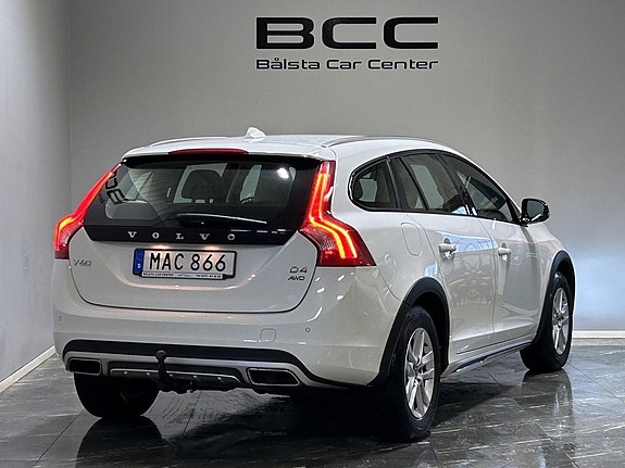 Volvo V60 Cross Country 8 of 25
