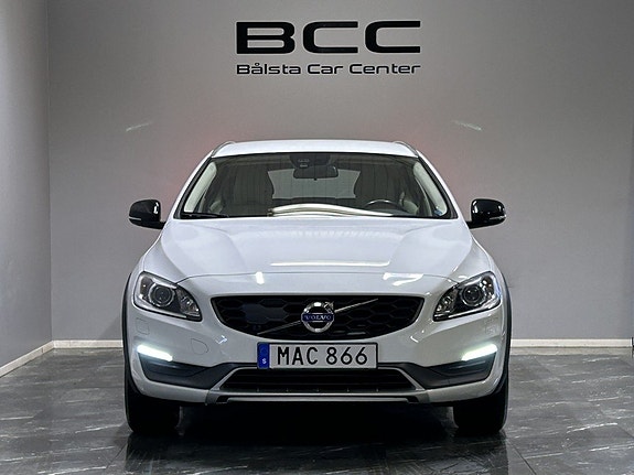 Volvo V60 Cross Country 2 of 5