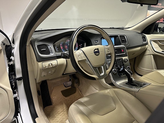 Volvo V60 Cross Country 14 of 25