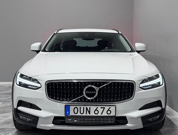 Volvo V90 Cross Country 3 of 5