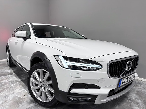 Volvo V90 Cross Country 2 of 5