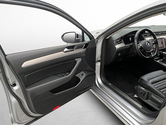 Volkswagen Passat 12 of 30