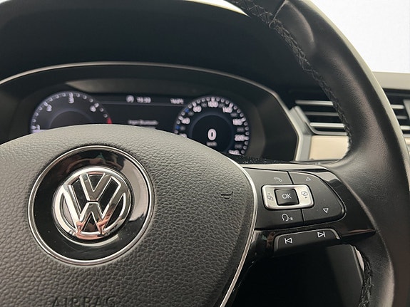 Volkswagen Passat 19 of 30