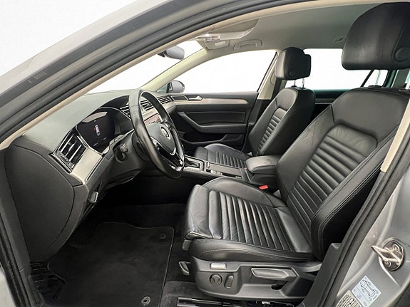 Volkswagen Passat 13 of 30