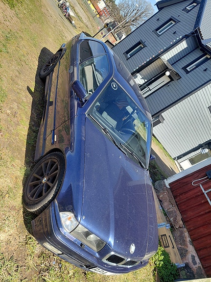 BMW 318i 4 of 5