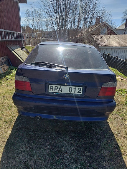 BMW 318i 2 of 5
