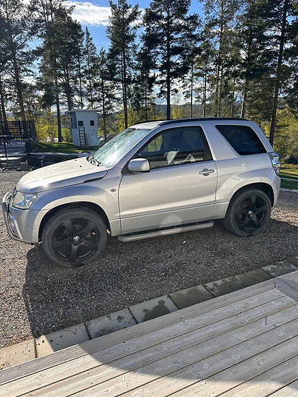 Suzuki Grand Vitara 3 of 12