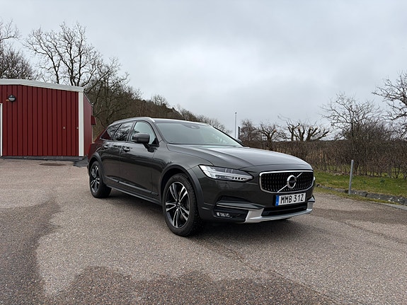Volvo V90 Cross Country 2 of 5