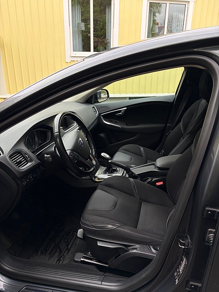 Volvo V40 3 of 13