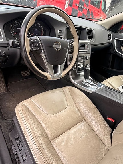 Volvo V60 14 of 25
