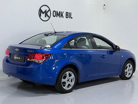 Chevrolet Cruze 3 of 5