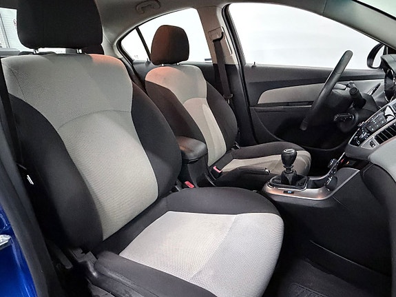 Chevrolet Cruze 13 of 23