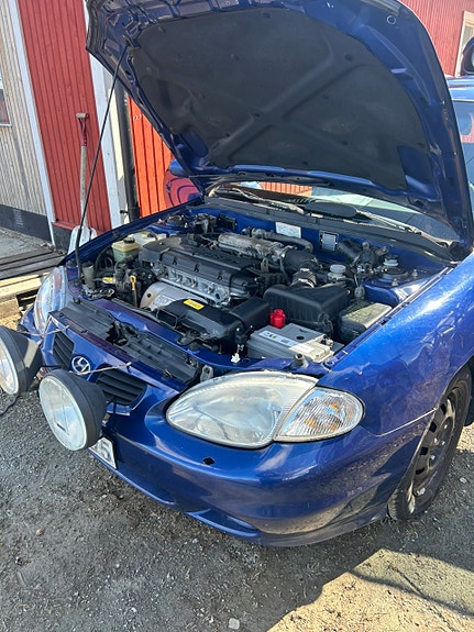 Hyundai Elantra 2 of 5