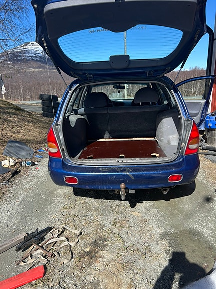 Hyundai Elantra 4 of 5