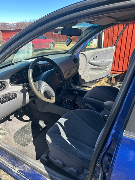 Hyundai Elantra 3 of 5