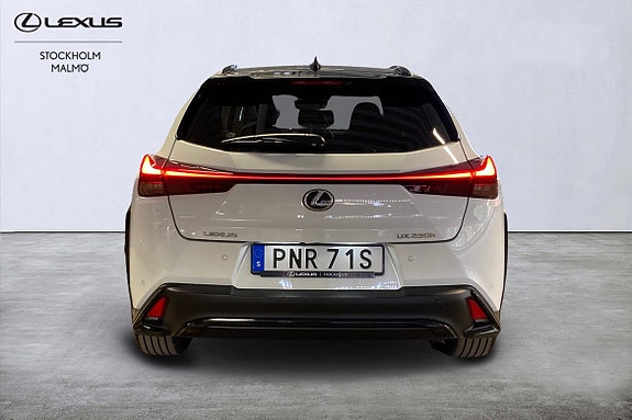 Lexus UX250h 4 of 5